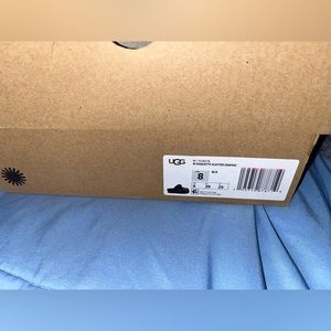 Brand new uggs. Never been used. Size 8 in women.